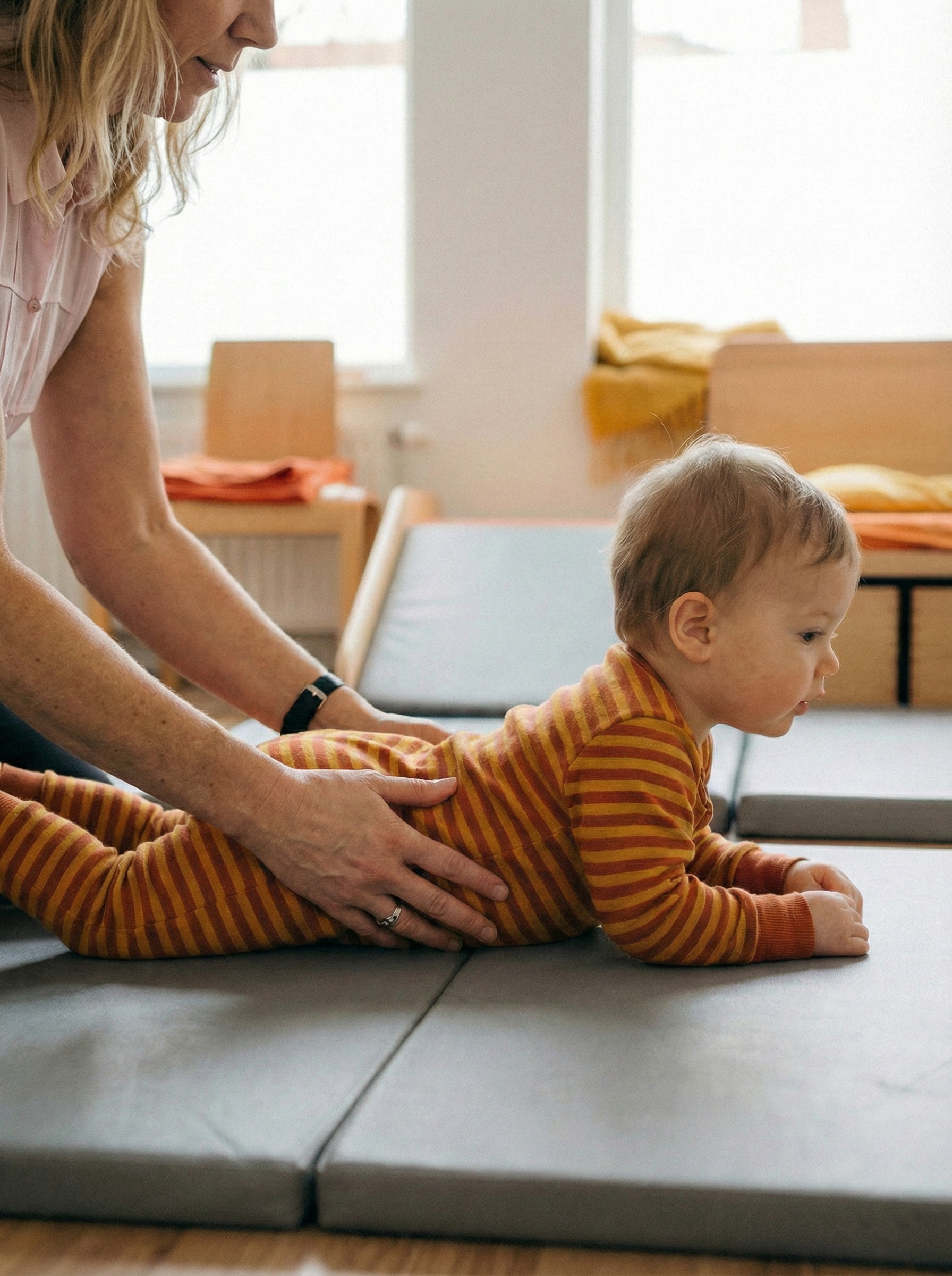 Nadja macht Bobath-Therapie für Babys