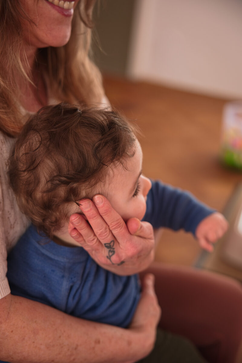 Nadja macht Brondo-Therapie bei einem kleinen Kind