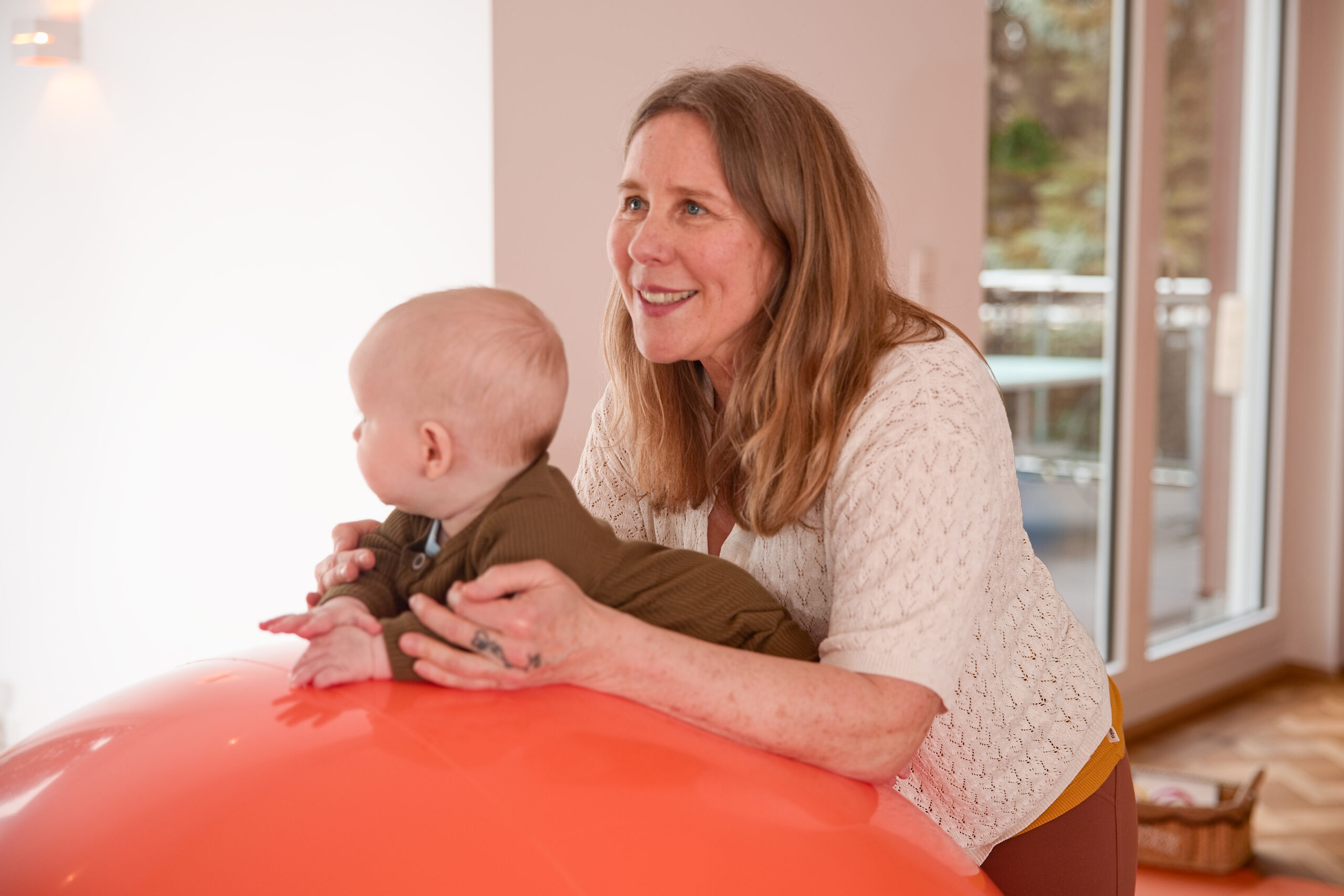 Nadja macht Bobath-Therapie für Babys